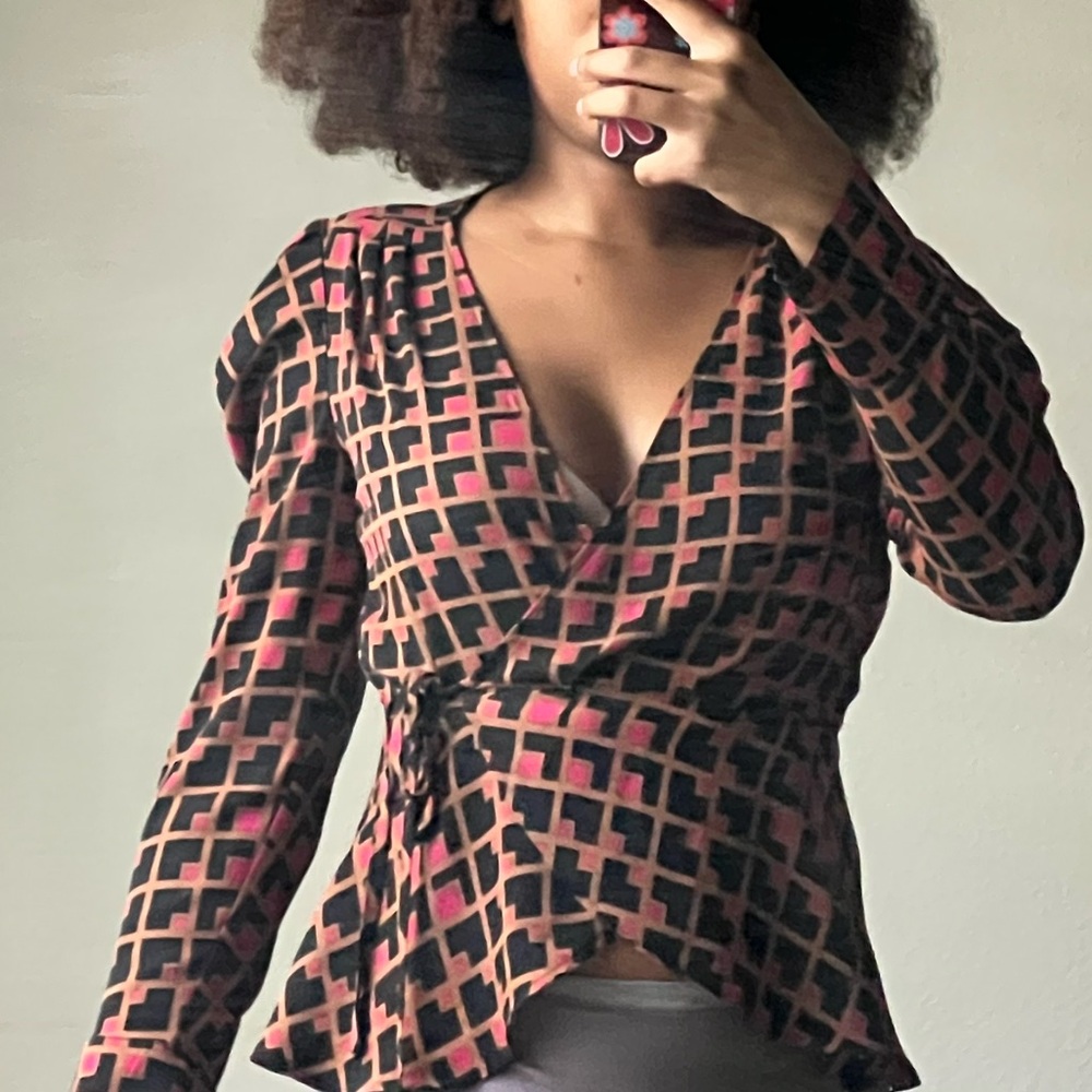 BCBGMaxAzria Black and Pink Geometric Wrap Top